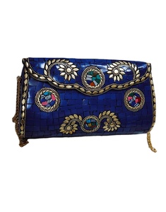 Bolso de Mano Metálico Hecho a Mano por Craftstages International con Cadena Metálica |   Bolso de Noche Étnico de Diseño para Mujer, 1-1.9L - Product Image 1