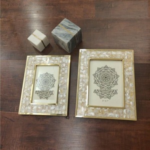 El mejor marco de fotos con incrustaciones de nácar de todos los tiempos, marco floral hecho a mano de MDF y resina, marco para fotos de nácar a un precio competitivo bajo. - Product Image 3