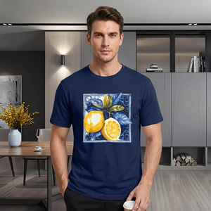 เสื้อยืดแขนสั้นสีกรมท่าสำหรับผู้ชาย พิมพ์ลายเลมอนดิจิทัลที่หน้าอก คอกลม ทรงปกติ ผ้าเจอร์ซีย์คอตตอน 100% สวมใส่สบาย - Product Image 2