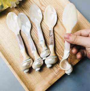 Cuillère artisanale vietnamienne en nacre, fabriquée à partir de coquillages naturels, pour servir du caviar, des desserts, de la crème glacée et du café sur la table. - Product Image 3