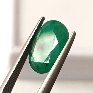 Sapphire Gems International - Esmeralda Zambiana Verde Natural de 5 Quilates, Corte Ovalado Facetado, Piedra Preciosa Suelta de 10x13.5x6mm para Joyería - Product Image 2
