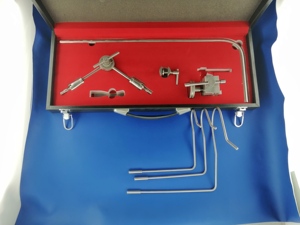 ชุดเครื่องมือผ่าตัดแบบมีดามยึด Martin Arm Surgical Retractor System รุ่น A+ แบบแมนนวล คลาส I สแตนเลสสตีล 3 ขา STKR.SUG BOX ได้รับการรับรองมาตรฐาน CE รับประกัน 1 ปี - Product Image 1