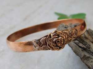 Brazalete de cobre con flores hecho a mano: Pulsera floral de cobre hecha a mano para mujer, regalo. - Product Image 3