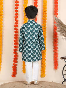 ชุดคุร์ตาสีเขียวสำหรับเด็กผู้ชาย ลายพิมพ์นกยูง คอจีน ชุดสำหรับงานเทศกาล ชุดเด็กแบบดั้งเดิม ชุดออกงานทันสมัย - Product Image 2