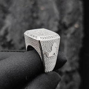 เครื่องประดับมอสซาไนต์ แหวนเงินแท้ 925 ประดับเพชรแบบ Iced Out แหวนสลักอักษรโลโก้สั่งทำได้สำหรับผู้ชายและผู้หญิง - Product Image 4