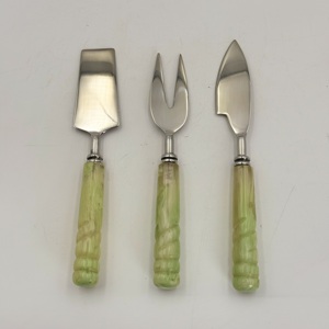 Achetez maintenant et découvrez tout : Ensemble d'outils pour couper et étaler le fromage en acier inoxydable avec manche rond épais en résine, vaisselle incluse. - Product Image 1