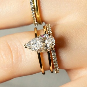 แหวนหมั้นเพชรโมอิสซาไนต์ทรงลูกแพร์ 2 กะรัต แบบซ่อนรูปทรงรัศมี ดีไซน์สองวง แหวนแต่งงานครบรอบสำหรับผู้หญิง - Product Image 4