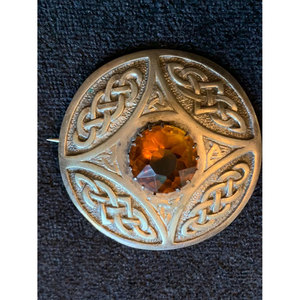 Broche celta vintage de metal blanco duradero con nudo y diseño a cuadros, con piedra central facetada, hecho a medida, al por mayor - Product Image 4