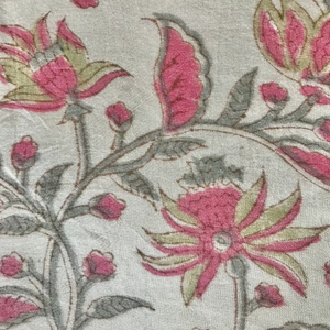 Tela de algodón estampada a mano – Diseño floral Mughal grande |   Textil Tradicional Indio en Rosa, Verde Oliva y Gris - Product Image 2