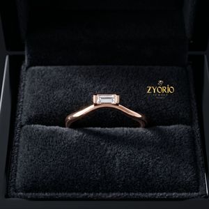 Bague minimaliste pour femme en or 10 carats sertie de diamants baguette cultivés en laboratoire - Product Image 6
