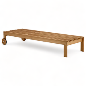La tumbona Cane-line Amaze está hecha de teca natural y presenta un diseño minimalista, respaldo ajustable y ruedas. - Product Image 1