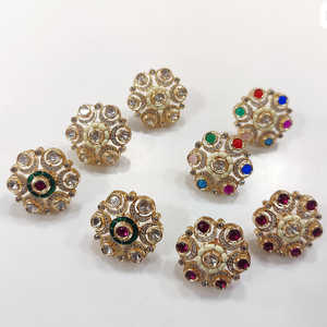 Pendientes finos de perlas y piedra Kundan chapados en oro - Product Image 1