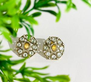 Boucles d'oreilles clous rondes Polki jaunes de luxe plaquées or, bijoux de mode traditionnels indiens pour mariages et fêtes, pour femmes - Product Image 3