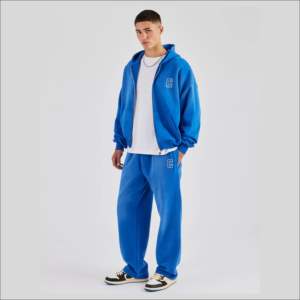 Survêtements bleu roi pour hommes de qualité supérieure, effet délavé, brodés, à fermeture éclair – Vente en gros de survêtements streetwear de fabrication. - Product Image 4