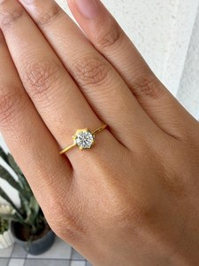 Anillo de lujo con bisel floral de oro amarillo de 18 quilates, diamante de corte redondo de 1.50 quilates cultivado en laboratorio, joyería de compromiso y promesa para parejas. - Product Image 2