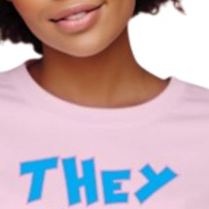 T-shirt rose clair à manches courtes et col rond avec imprimé graphique bleu, vêtement décontracté pour tous les jours, streetwear confortable - Product Image 2