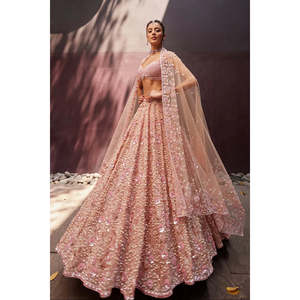 Ropa de Diseñador India y Pakistaní, Elegante Lehenga con Intrincados Bordados de Hilo, Lentejuelas, Perlas y Cuentas - Product Image 5
