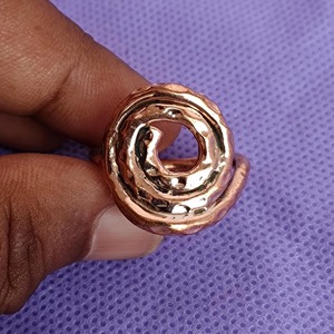Bague en cuivre faite à la main, accessoire au design simple, finition lisse et expérience de port confortable au quotidien, idéale comme cadeau - Product Image 1