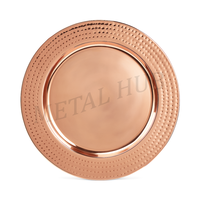 Assiette de présentation ronde en acier inoxydable martelé avec finition métallique cuivrée pour la présentation de table