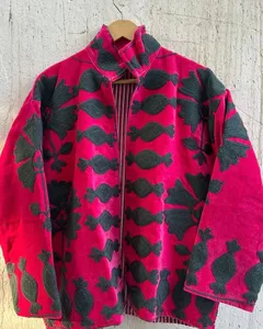 Veste courte en velours rose brodée à la main pour femmes, avec des motifs floraux et des broderies au fil, veste ouverte sur le devant - Product Image 1