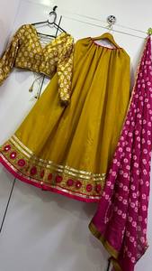 Lehenga Choli Estampado Amarillo Mostaza con Dupatta Rosa Bandhej y Borde con Trabajo de Espejos, Diseño Garba, Venta al por Mayor - Product Image 3
