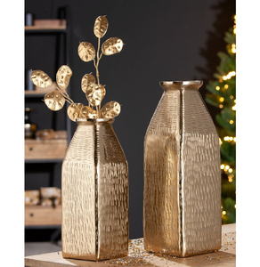 Jarrones rectangulares de metal dorado texturizado con un acabado acanalado vertical para un toque audaz. Disponible a precios de mayorista. - Product Image 1