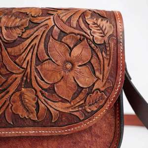 Bolso Bandolera Multifuncional de Cuero Genuino 100% para Mujer, Estilo Vintage, Ligero, con Solapa Floral, Casual y de Negocios - Product Image 4