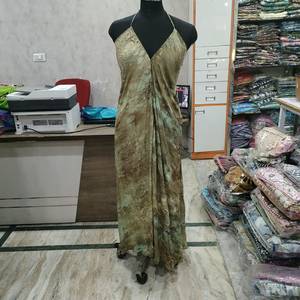 Robe longue bohème verte à imprimé géométrique pour femme, col halter, dos nu, taille empire, coupe trapèze, avec pompons, idéale pour l'été - Product Image 4
