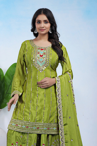 Haut en soie chinon avec broderie à motif micro-codé intégré, associé à un pantalon palazzo ample et à une dupatta en soie chinon brodée. - Product Image 5