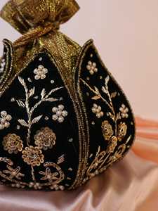 Sac Potli brodé à la main en soie noire avec perles et pompons dorés, travail de broderie pour les mariages et les occasions festives - Product Image 2