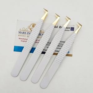 Pince à épiler professionnelle de haute qualité 90 Boot White avec embout doré pour extensions de cils – Prise parfaite, ne fait pas fondre les cils, pince solide - Product Image 1