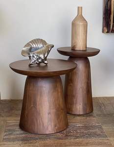 Table d'appoint artisanale en bois, finition artisanale par des artisans expérimentés, mettant en valeur la texture du bois et l'attrait d'un design authentique. - Product Image 2