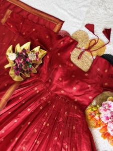 ชุดอานาร์กาลีแบบดั้งเดิมของอินเดีย ผ้าดูปัตตา ผ้าฝ้ายทอมือ ลายปักดิ้นทอง ทรงปกติ ยาวถึงพื้น ดีไซน์สี่ด้าน แห้งเร็ว - Product Image 4