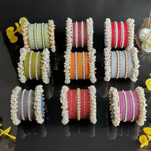 Ensemble de bracelets perlés colorés avec fils multicolores et accents de perles pour femmes - Product Image 1
