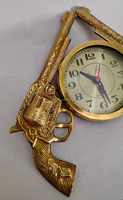 Reloj de Pared de Cuarzo Analógico con Forma de Doble Revólver, Estilo Art Deco, en Latón Dorado Antiguo, de Alta Calidad, para Sala de Estar con Temática Vaquera Occidental
