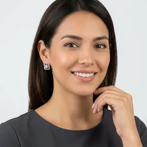 Boucles d'oreilles élégantes de qualité supérieure, infusées de diamants, fabriquées en alliage plaqué or de haute qualité, design fantaisie et nouveau pour femme. - Product Image 1