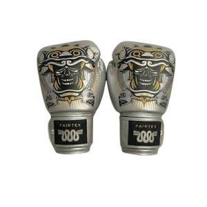 Gants de Muay Thai Fairtex, design d'inspiration traditionnelle, ajustement confortable et protection renforcée - Product Image 3