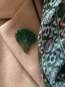 Broche brodée perlée haut de gamme, accessoire décoratif fait main pour robes, blazers et châles - Product Image 6