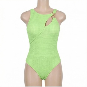 Traje de baño de una pieza verde lima para mujer, con cuello halter cruzado, diseño asimétrico con aberturas, cintura alta y tejido de punto. - Product Image 1