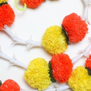 Guirlandes de fleurs artificielles de jasmin blanc avec des fleurs de souci orange et jaunes pour la décoration de mariage indien et les festivals - Product Image 2