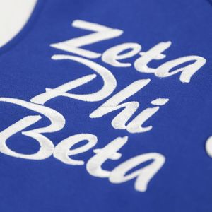 เสื้อแจ็คเก็ตวาร์ซิตี้ Zeta Phi Beta ผ้าขนสัตว์สำหรับฤดูหนาว สีน้ำเงินขาว ปักลายที่แขนด้านหน้า แห้งเร็ว สไตล์สตรีทแวร์ คอตั้ง ทรงปกติ - Product Image 4
