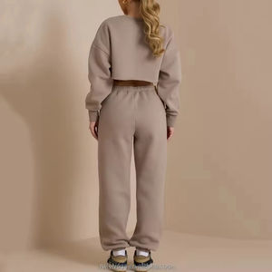 Ensemble de survêtement sportif 2 pièces pour femme, entièrement personnalisable, coupe courte, motif uni, idéal pour le jogging et les activités sportives - Product Image 5