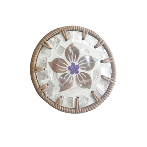 Posavasos de nácar con ribete de ratán Heritage - Base de mosaico de concha pulida a mano - Elegante soporte para tazas - Product Image 1