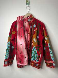 Veste en velours brodée Suzani, magnifiquement confectionnée à la main, motif paon, style bohème, manteau d'hiver par des artisans qualifiés en Inde. - Product Image 3