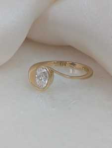 Anillo de Boda Curvo Único con Diamante Ovalado de 1.00CT Cultivado en Laboratorio, Diseño Especial CREATIVE CRAFT, Certificado IGI, Oro Sólido de 14K para Mujer - Product Image 4