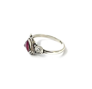 Anillo de Rubí de Diseño Moderno y Elegante Hecho a Mano (2.1 Gramos) Plata 925 Joyería Antideslustre para Uso Diario, Regalo para Ocasiones Especiales - Product Image 2
