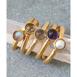 Anillo Minimalista con Amatista en Engaste de Oro de 18K, Unisex, Moderno, para Uso Diario - Product Image 3