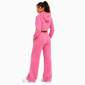 Ensemble de survêtement deux pièces pour femme avec logo personnalisé, comprenant un sweat à capuche court zippé et un pantalon large à taille élastique, idéal pour l'hiver et la mode. - Product Image 6