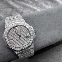 Montre de luxe de plongée sportive avec répétiteur, cadran carré lumineux, lunette pavée de diamants moissanite taille baguette, boîtier en acier inoxydable entièrement pavé de cristaux