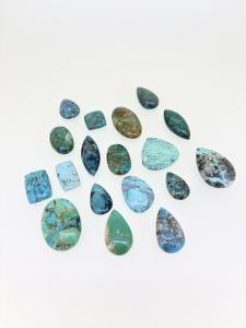 พลอยเทอร์ควอยซ์สีน้ำเงินแบบพิเศษ รูปทรงคุชชั่น/รูปทรงหยดน้ำ ผสมรูปทรงคาโบชอง แบบเม็ดเดี่ยวธรรมชาติ สำหรับทำเครื่องประดับ ขายส่งจากผู้ผลิต - Product Image 2